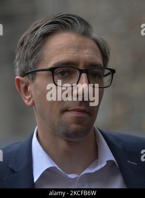 Simon Harris, ministro dell'Istruzione superiore e superiore, della Ricerca, dell'innovazione e della Scienza, parla ai media dopo la riunione del gabinetto di Dublino. Venerdì 28 maggio 2021 a Dublino, Irlanda. (Foto di Artur Widak/NurPhoto) Foto Stock