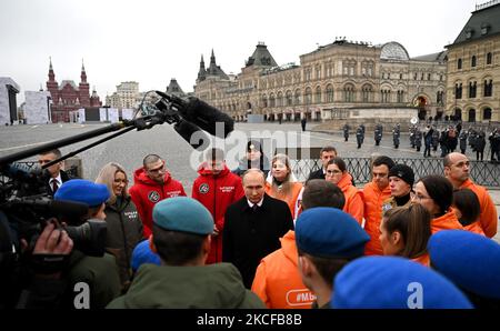 Mosca, Russia. 04th Nov 2022. Il presidente russo Vladimir Putin (C) parla ai rappresentanti delle associazioni pubbliche nazionali, dopo aver partecipato ad una cerimonia di deposizione dei fiori presso il monumento di Minin e Pozharsky, nella Piazza Rossa di Mosca, durante la Giornata dell'unità Nazionale a Mosca, in Russia, venerdì 4 novembre 2022. Foto di Kremlin POOL/UPI Credit: UPI/Alamy Live News Foto Stock