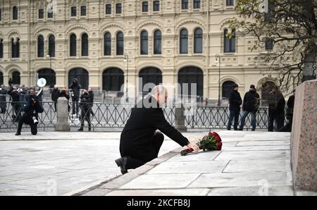 Mosca, Russia. 04th Nov 2022. Il presidente russo Vladimir Putin si inginocchia a deporre fiori al monumento di Minin e Pozharsky, mentre frequenta una cerimonia di deposizione dei fiori alla Piazza Rossa di Mosca, durante la Giornata dell'unità Nazionale a Mosca, in Russia, venerdì 4 novembre 2022. Foto di Kremlin POOL/UPI Credit: UPI/Alamy Live News Foto Stock