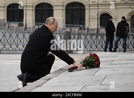 Mosca, Russia. 04th Nov 2022. Il presidente russo Vladimir Putin si inginocchia a deporre fiori al monumento di Minin e Pozharsky, mentre frequenta una cerimonia di deposizione dei fiori alla Piazza Rossa di Mosca, durante la Giornata dell'unità Nazionale a Mosca, in Russia, venerdì 4 novembre 2022. Foto di Kremlin POOL/UPI Credit: UPI/Alamy Live News Foto Stock