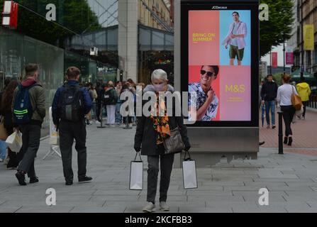 Un cartellone con la pubblicità Marks and Spencer 'bring on Summer' vista nel centro di Dublino. La prossima fase di scongelamento dell'economia irlandese e di allentamento delle restrizioni sarà suddivisa in diverse date. Gli hotel possono riaprire da giugno 2, le palestre e i cinema possono aprire da giugno 7 e, infine, i pub al coperto possono riaprire da luglio 5. I viaggi internazionali sono previsti per facilitare la metà di luglio. 5.000 spettatori possono assistere alle partite in grandi stadi a partire dal 2nd agosto. Venerdì 28 maggio 2021 a Dublino, Irlanda. (Foto di Artur Widak/NurPhoto) Foto Stock