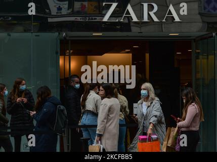 Persone che indossano maschere per il viso in attesa fuori dal negozio ZARA nel centro di Dublino. La prossima fase di scongelamento dell'economia irlandese e di allentamento delle restrizioni sarà suddivisa in diverse date. Gli hotel possono riaprire da giugno 2, le palestre e i cinema possono aprire da giugno 7 e, infine, i pub al coperto possono riaprire da luglio 5. I viaggi internazionali sono previsti per facilitare la metà di luglio. 5.000 spettatori possono assistere alle partite in grandi stadi a partire dal 2nd agosto. Venerdì 28 maggio 2021 a Dublino, Irlanda. (Foto di Artur Widak/NurPhoto) Foto Stock