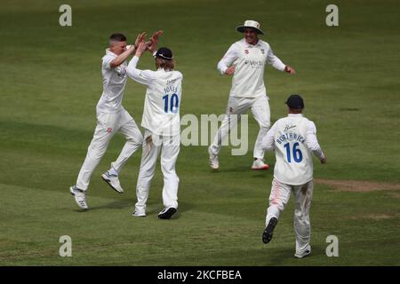 Il Brydon Carse di Durham festeggia dopo aver reclamato il wicket di Michael Pepper durante la partita del LV= County Championship tra il Durham County Cricket Club e l'Essex a Emirates Riverside, Chester le Street, venerdì 28th maggio 2021. (Foto di Mark Fletcher/MI News/NurPhoto) Foto Stock