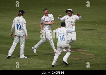 Il Brydon Carse di Durham festeggia dopo aver reclamato il wicket di Michael Pepper durante la partita del LV= County Championship tra il Durham County Cricket Club e l'Essex a Emirates Riverside, Chester le Street, venerdì 28th maggio 2021. (Foto di Mark Fletcher/MI News/NurPhoto) Foto Stock