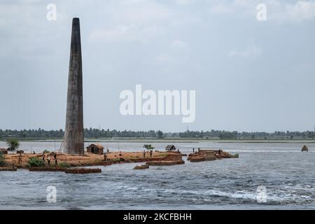 Una fabbrica di mattoni è sommersa nell'alluvione. Il 28 maggio 2021 a Sud 24 Parganas, Bengala Occidentale, India. Le persone nel Bengala occidentale sono pesantemente colpite dal fatto che gli argini del fiume si sono rotti e diversi villaggi sono allagati a causa dell'alta marea e delle forti piogge dovute al super ciclone Yaas. (Foto di Dipayan Bose/NurPhoto) Foto Stock