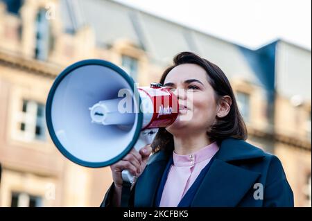 Il leader dell'opposizione bielorusso Svetlana Tikhanovskaya ha incontrato la comunità bielorussa durante una protesta organizzata in Piazza Dam, Amsterdam, Paesi Bassi, il 28 maggio 2021. Dopo l'arresto del blogger dell'opposizione bielorusso Roman Protasevich, che era in fuga dalla Ryanair, il leader dell'opposizione bielorusso Svetlana Tikhanovskaya ha chiesto una manifestazione pubblica di solidarietà europea con la Bielorussia. (Foto di Romy Arroyo Fernandez/NurPhoto) Foto Stock