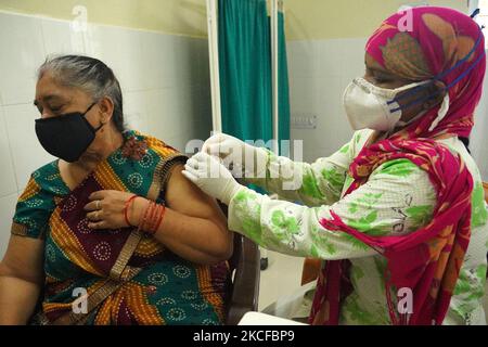 Un operatore sanitario vaccina le persone con una dose del vaccino contro il coronavirus Covid-19 in un centro di vaccinazione ad Ajmer, nel Rajasthan, in India, il 29 maggio 2021. (Foto di Himanshu Sharma/NurPhoto) Foto Stock