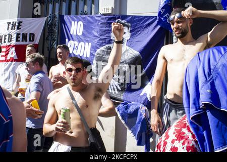 I tifosi inglesi festeggiano nella città di Porto per la finale della UEFA Champions League - Manchester City vs Chelsea FC, il 29 maggio 2021 a Porto, Portogallo. (Foto di Rita Franca/NurPhoto) Foto Stock