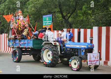 I devoti indù Tamil con grandi idoli di argilla di Lord Ganesha (Lord Ganesh) attaccati ai veicoli viaggio dal tempio di Ganesh (Pillaiyar) all'oceano durante il festival di Ganesh Chaturthi nella città di Palani (Pazhani) in Tamil Nadu, India. Una volta all'oceano si svolgeranno preghiere prima dell'immersione degli idoli nell'oceano. Ganesh Chaturthi (noto anche come Vinayaka Chaturthi) è un festival indù che celebra l'arrivo di Ganesh sulla terra da Kailash Parvat con sua madre Dea Parvati. (Foto di Creative Touch Imaging Ltd./NurPhoto) Foto Stock