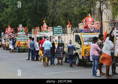 I devoti indù Tamil attaccano grandi idoli di argilla di Lord Ganesha (Lord Ganesh) ai veicoli prima di viaggiare dal tempio di Ganesh (Pillaiyar) all'oceano durante il festival di Ganesh Chaturthi nella città di Palani (Pazhani) in Tamil Nadu, India. Una volta all'oceano si svolgeranno preghiere prima dell'immersione degli idoli nell'oceano. Ganesh Chaturthi (noto anche come Vinayaka Chaturthi) è un festival indù che celebra l'arrivo di Ganesh sulla terra da Kailash Parvat con sua madre Dea Parvati. (Foto di Creative Touch Imaging Ltd./NurPhoto) Foto Stock