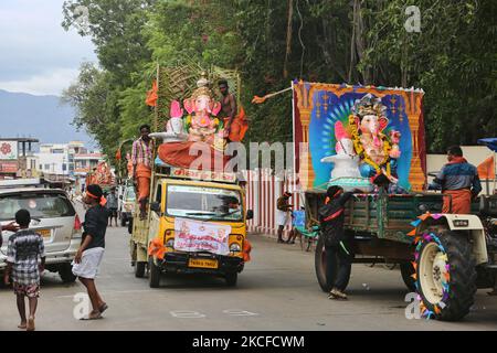 I devoti indù Tamil con grandi idoli di argilla di Lord Ganesha (Lord Ganesh) attaccati ai veicoli viaggio dal tempio di Ganesh (Pillaiyar) all'oceano durante il festival di Ganesh Chaturthi nella città di Palani (Pazhani) in Tamil Nadu, India. Una volta all'oceano si svolgeranno preghiere prima dell'immersione degli idoli nell'oceano. Ganesh Chaturthi (noto anche come Vinayaka Chaturthi) è un festival indù che celebra l'arrivo di Ganesh sulla terra da Kailash Parvat con sua madre Dea Parvati. (Foto di Creative Touch Imaging Ltd./NurPhoto) Foto Stock