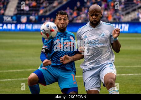 Luciano Acosta del FC Cincinnati controlla la palla durante una partita di calcio MLS tra il FC Cincinnati e la Rivoluzione del New England allo stadio TQL, sabato 29 maggio 2021, a Cincinnati, OH. (Foto di Jason Whitman/NurPhoto) Foto Stock