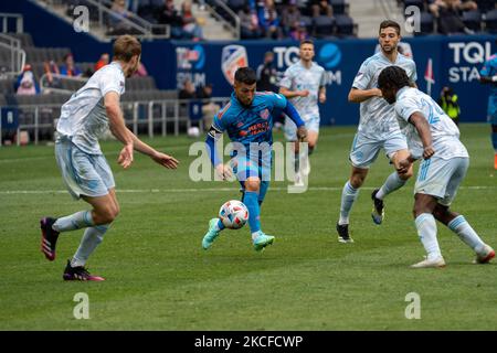 Luciano Acosta del FC Cincinnati controlla la palla durante una partita di calcio MLS tra il FC Cincinnati e la Rivoluzione del New England allo stadio TQL, sabato 29 maggio 2021, a Cincinnati, OH. (Foto di Jason Whitman/NurPhoto) Foto Stock