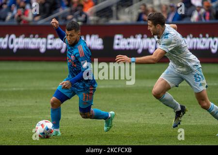 Luciano Acosta del FC Cincinnati controlla la palla durante una partita di calcio MLS tra il FC Cincinnati e la Rivoluzione del New England allo stadio TQL, sabato 29 maggio 2021, a Cincinnati, OH. (Foto di Jason Whitman/NurPhoto) Foto Stock