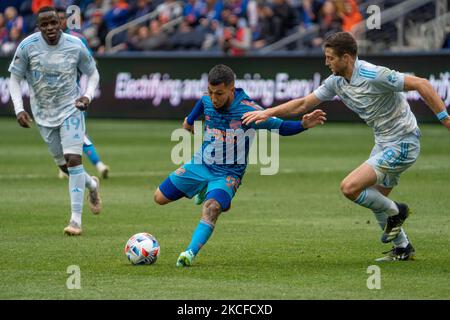 Luciano Acosta del FC Cincinnati controlla la palla durante una partita di calcio MLS tra il FC Cincinnati e la Rivoluzione del New England allo stadio TQL, sabato 29 maggio 2021, a Cincinnati, OH. (Foto di Jason Whitman/NurPhoto) Foto Stock