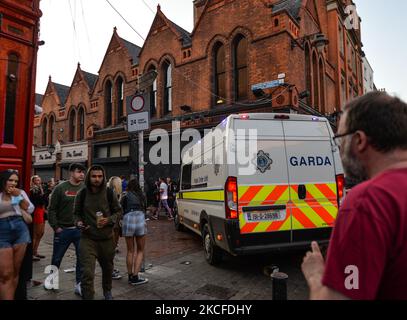 I membri della Gardai (polizia irlandese) applicano le restrizioni sul coronavirus e spostano le persone da Grafton Street a Dublino. Il capo medico ufficiale, il Dott. Tony Holohan ha criticato scene di 'folle enormi' riunite nel centro di Dublino, dicendo che il paese 'non ne ha bisogno' dopo aver fatto così tanti progressi nell'affrontare i casi di Covid-19 domenica 30 maggio 2021, a Dublino, Irlanda. (Foto di Artur Widak/NurPhoto) Foto Stock