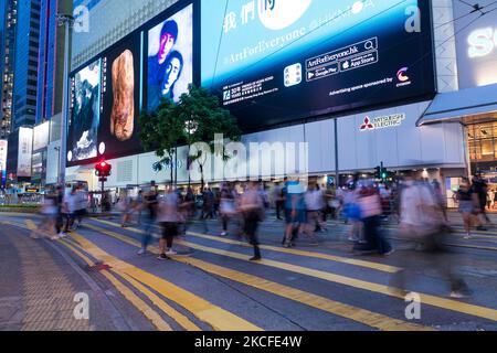 La gente attraversa la strada a Causeway Bay, a Hong Kong, Cina, il 30 maggio 2021. (Foto di Marc Fernandes/NurPhoto) Foto Stock