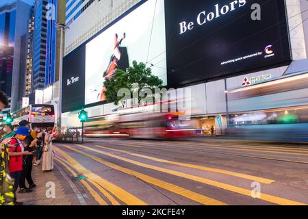 La gente cammina a Causeway Bay, a Hong Kong, Cina, il 30 maggio 2021. (Foto di Marc Fernandes/NurPhoto) Foto Stock