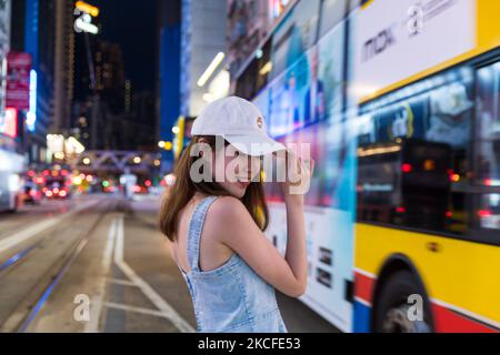 Giovani donne prendono selfie a Causeway Bay, a Hong Kong, Cina, il 30 maggio 2021. (Foto di Marc Fernandes/NurPhoto) Foto Stock