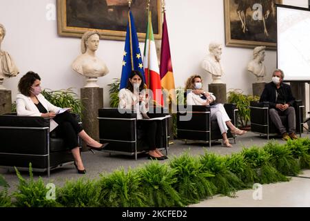 Daniela Porro, Soprintendente Speciale di Roma, Sindaco di Roma Virginia Raggi, Lorenza Fruci, Consigliere per la crescita Culturale di Roma capitale, Roberto Romanella, Presidente del comune VIpresenta ''Gabiinsieme'' alla stampa nella Sala Protomoteca - per la valorizzazione dell'area archeologica di Gabii il 31 maggio, 2021 a Roma (Foto di Andrea Ronchini/NurPhoto) Foto Stock