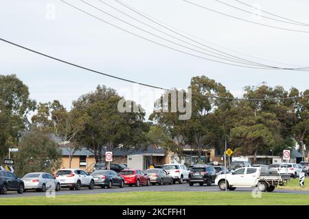 Una visione generale del traffico per i test COVID a Deer Park a Melbourne, Victoria, Australia il 1 giugno 2021. Victoria ha registrato tre ulteriori casi di coronavirus nelle ultime 24 ore. Le restrizioni di blocco rimangono in vigore in tutta Victoria in risposta a un cluster COVID-19 in crescita nella periferia settentrionale di Melbourne. (Foto di Mikko Robles/NurPhoto) Foto Stock