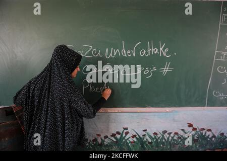 Una donna è vista in una scuola gestita dall'Agenzia delle Nazioni Unite per i rifugiati palestinesi (UNRWA), dove vivranno dopo che la loro casa è stata danneggiata durante il recente bombardamento israeliano a Gaza, il 1 giugno 2021, Più di una settimana dopo il cessate il fuoco, 11 giorni di ostilità tra Israele e Hamas sono stati messi fine. (Foto di Majdi Fathi/NurPhoto) Foto Stock