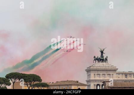 Il passaggio delle frecce Tricolori all'altare della Patria durante la Giornata della Repubblica Italiana, il 2th giugno 2021 a Roma (Foto di Emmanuele Ciancaglini/NurPhoto) Foto Stock