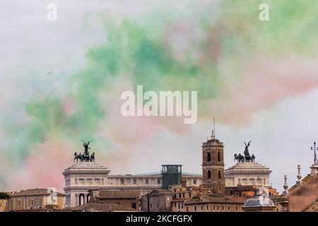 Il passaggio delle frecce Tricolori all'altare della Patria durante la Giornata della Repubblica Italiana, il 2th giugno 2021 a Roma (Foto di Emmanuele Ciancaglini/NurPhoto) Foto Stock