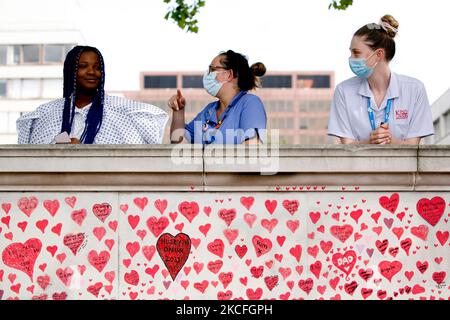 I medici si trovano sopra il National Covid Memorial Wall of Hearts, di fronte alle Houses of Parliament, nel caldo pomeriggio a Londra, in Inghilterra, il 2 giugno 2021. Oggi a Londra le temperature hanno raggiunto i 26C°C, in quello che è stato uno dei giorni più caldi dell'anno. (Foto di David Cliff/NurPhoto) Foto Stock