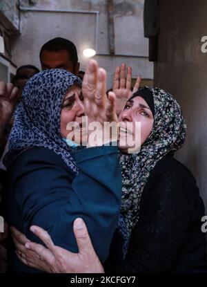 Parenti del palestinese Ahmad Zaki Abu Hassera, uno dei due combattenti che morì dopo aver smantellato una bomba caduta dalle forze israeliane, durante il suo funerale a Gaza City il 2 giugno 2021. (Foto di Majdi Fathi/NurPhoto) Foto Stock