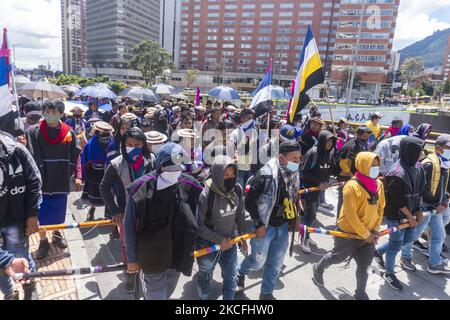 La comunità indigena di Misak sostiene lo sciopero nazionale a Bogotà nella quinta settimana di proteste contro il governo nazionale colombiano. Il 2 giugno 2021 a Bogotà, Colambia. (Foto di Daniel Garzon Herazo/NurPhoto) Foto Stock