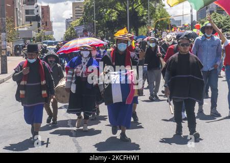 La comunità indigena di Misak sostiene lo sciopero nazionale a Bogotà nella quinta settimana di proteste contro il governo nazionale colombiano. Il 2 giugno 2021 a Bogotà, Colambia. (Foto di Daniel Garzon Herazo/NurPhoto) Foto Stock