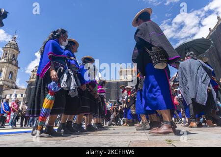 La comunità indigena Misak danza a Bogotà, nella quinta settimana di proteste contro il governo nazionale della Colombia. Il 2 giugno 2021 a Bogotà, Colambia. (Foto di Daniel Garzon Herazo/NurPhoto) Foto Stock