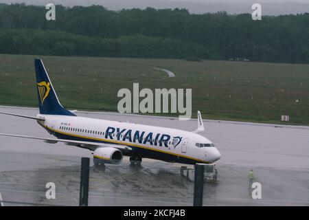 L'aereo Ryanair viene visto allontanandosi dal cancello dell'aeroporto di Colonia e Bonn, Germania, il 3 giugno 2021 (Foto di Ying Tang/NurPhoto) Foto Stock