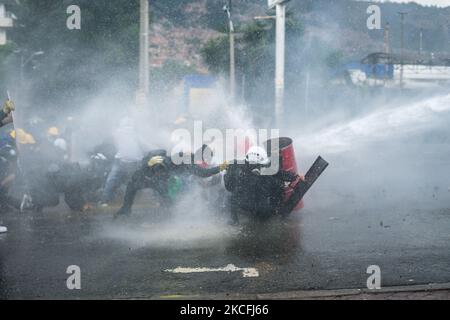 I dimostranti vengono spruzzati da un cannone ad acqua della polizia durante gli scontri nel quadro di una nuova protesta contro il governo del presidente colombiano Ivan Duque a Medellin, Colombia, il 2 giugno 2021. (Foto di Santiago Botero/NurPhoto) Foto Stock