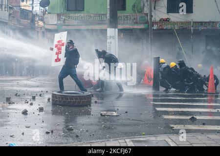 I dimostranti vengono spruzzati da un cannone ad acqua della polizia durante gli scontri nel quadro di una nuova protesta contro il governo del presidente colombiano Ivan Duque a Medellin, Colombia, il 2 giugno 2021. (Foto di Santiago Botero/NurPhoto) Foto Stock