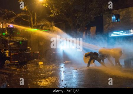 I dimostranti vengono spruzzati da un cannone ad acqua della polizia durante gli scontri nel quadro di una nuova protesta contro il governo del presidente colombiano Ivan Duque a Medellin, Colombia, il 2 giugno 2021. (Foto di Santiago Botero/NurPhoto) Foto Stock