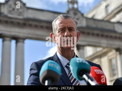 Il leader del DUP Edwin Poots parla durante un briefing stampa davanti agli edifici governativi, prima del suo incontro con Taoiseach Micheal Martin (primo ministro irlandese) questa sera. Giovedì 3 giugno 2021 a Dublino, Irlanda. (Foto di Artur Widak/NurPhoto) Foto Stock