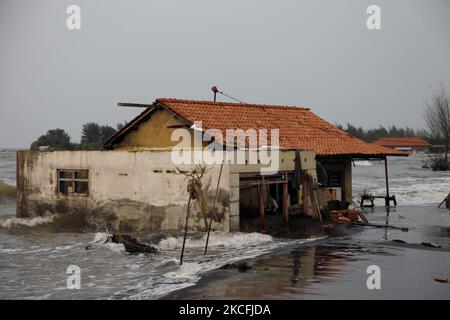 Waves ha colpito una casa abbandonata nel villaggio della costa settentrionale della città di Pekalonga, Giava Centrale, il 3 giugno 2021. Sulla base dei dati dell'Agenzia geologica del Ministero indonesiano dell'energia e delle risorse minerarie, la città di Pekalonga sta vivendo una subsidenza di terra di 6 centimetri all'anno, causata dall'uso massiccio delle acque sotterranee da parte dei tetti, dell'agricoltura, dell'industria e del cambiamento climatico globale, che, se non immediatamente mitigato, la città è prevista affondare nel 2036. (Foto di Aditya Irawan/NurPhoto) Foto Stock