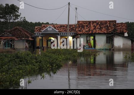 Acqua di mare unindated villagers casa nella costa settentrionale della città di Pekalonga, Giava centrale, il 3 giugno 2021. Sulla base dei dati dell'Agenzia geologica del Ministero indonesiano dell'energia e delle risorse minerarie, la città di Pekalonga sta vivendo una subsidenza di terra di 6 centimetri all'anno, causata dall'uso massiccio delle acque sotterranee da parte dei tetti, dell'agricoltura, dell'industria e del cambiamento climatico globale, che, se non immediatamente mitigato, la città è prevista affondare nel 2036. (Foto di Aditya Irawan/NurPhoto) Foto Stock