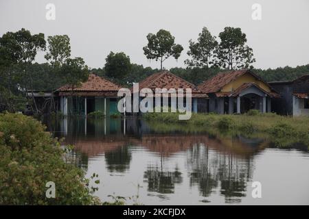 Acqua di mare unindated villagers casa nella costa settentrionale della città di Pekalonga, Giava centrale, il 3 giugno 2021. Sulla base dei dati dell'Agenzia geologica del Ministero indonesiano dell'energia e delle risorse minerarie, la città di Pekalonga sta vivendo una subsidenza di terra di 6 centimetri all'anno, causata dall'uso massiccio delle acque sotterranee da parte dei tetti, dell'agricoltura, dell'industria e del cambiamento climatico globale, che, se non immediatamente mitigato, la città è prevista affondare nel 2036. (Foto di Aditya Irawan/NurPhoto) Foto Stock