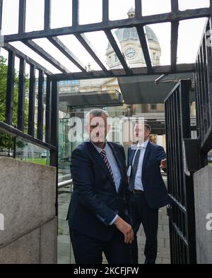 Il leader del DUP Edwin Poots (L) e Paul Givan lasciano gli edifici governativi a Dublino dopo aver incontrato Taoiseach Micheal Martin (primo ministro irlandese). Giovedì 3 giugno 2021 a Dublino, Irlanda. (Foto di Artur Widak/NurPhoto) Foto Stock