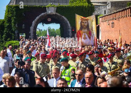 I cattolici celebrano il Corpus Domini partecipando alla Santa Messa e alla processione durante la pandemia del coronavirus. Cracovia, Polonia il 4 giugno 2021. La processione inizia con un sacerdote che porta un mostrania sotto un baldacchino. I fedeli lo seguono cantando inni religiosi, mentre le giovani ragazze vestite con abiti bianchi o tradizionali regionali spargono petali di fiori lungo il percorso. Il Corpus Christi è una festa cattolica mobile che commemora la Transostituzione. (Foto di Beata Zawrzel/NurPhoto) Foto Stock