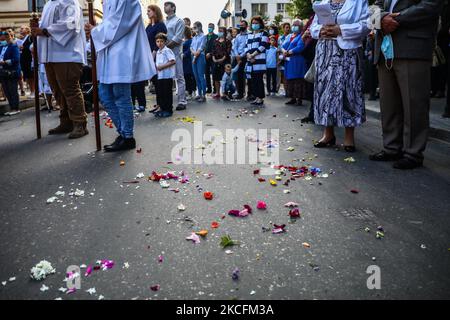 I cattolici celebrano il Corpus Domini partecipando alla Santa Messa e alla processione durante la pandemia del coronavirus. Cracovia, Polonia il 4 giugno 2021. La processione inizia con un sacerdote che porta un mostrania sotto un baldacchino. I fedeli lo seguono cantando inni religiosi, mentre le giovani ragazze vestite con abiti bianchi o tradizionali regionali spargono petali di fiori lungo il percorso. Il Corpus Christi è una festa cattolica mobile che commemora la Transostituzione. (Foto di Beata Zawrzel/NurPhoto) Foto Stock