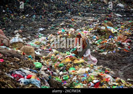 Persone i raccoglitori di rifiuti prelevano i rifiuti non biodegradabili da utilizzare per l'industria del riciclaggio nel sito di discarica a Dhaka, Bangladesh, il 5 giugno 2021. Anche se i normali istinti dei cittadini li impongono di evitare di passare il deposito di rifiuti tossici a tutti i costi, c'è un enorme gruppo di persone che scavano fuori un vivere dalla raccolta di terreni che vendono 'Bhangari' (raccolta di rottami locali). (Foto di Sony Ramany/NurPhoto) Foto Stock