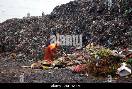 Persone i raccoglitori di rifiuti prelevano i rifiuti non biodegradabili da utilizzare per l'industria del riciclaggio nel sito di discarica a Dhaka, Bangladesh, il 5 giugno 2021. Anche se i normali istinti dei cittadini li impongono di evitare di passare il deposito di rifiuti tossici a tutti i costi, c'è un enorme gruppo di persone che scavano fuori un vivere dalla raccolta di terreni che vendono 'Bhangari' (raccolta di rottami locali). (Foto di Sony Ramany/NurPhoto) Foto Stock