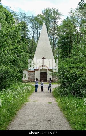 Piramide si vede a Rapa, in Polonia, il 3 giugno 2021 la piramide di Rapa fu costruita da Friedrich Heinrich Fahrenheit (anche scritto Fahrenheid), un importante ufficiale e nobile della Prussia Imperiale orientale che era anche un appassionato collezionista d'arte e viaggiatore mondiale. Travolto dal fascino contemporaneo dell'antico Egitto, divenne ossessionato dalla mummificazione e dalle credenze faraoniche dell'aldilà. (Foto di Michal Fludra/NurPhoto) Foto Stock