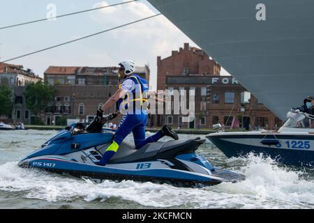 Jet-Sky di polizia davanti alla grande nave che blocca le barche della manifestazione, a Venezia, Italia, il 5 giugno 2021. La gente del posto ha dimostrato oggi contro il transito delle grandi navi e delle navi da crociera a Venezia dopo che il traffico delle grandi navi si è fermato a causa del COVID e dell'assenza di turisti. La grande nave MSC Orchestra ha attraversato il canale della Giudecca scortato dalla polizia su barche e jet-Sky. (Foto di Giacomo Cosua/NurPhoto) Foto Stock