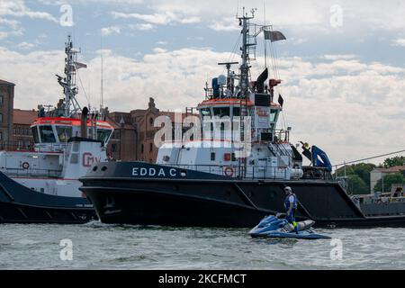 Jet-Sky di polizia davanti alla grande nave che blocca le barche della manifestazione, a Venezia, Italia, il 5 giugno 2021. La gente del posto ha dimostrato oggi contro il transito delle grandi navi e delle navi da crociera a Venezia dopo che il traffico delle grandi navi si è fermato a causa del COVID e dell'assenza di turisti. La grande nave MSC Orchestra ha attraversato il canale della Giudecca scortato dalla polizia su barche e jet-Sky. (Foto di Giacomo Cosua/NurPhoto) Foto Stock