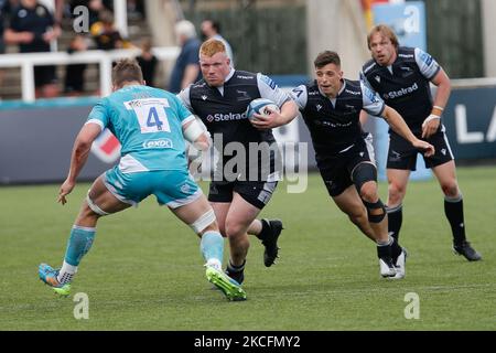 Il Trevor Davison di Newcastle Falcons prende su Ted Hill of Worcester Warriors con Adam Radwan in appoggio durante la partita della Gallagher Premiership tra Newcastle Falcons e Worcester Warriors a Kingston Park, Newcastle sabato 5th giugno 2021. (Foto di Chris Lishman/MI News/NurPhoto) Foto Stock